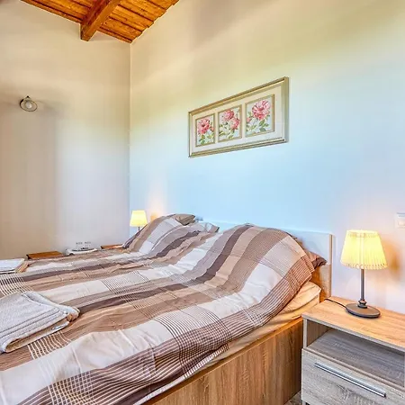 Rozsabarack Vendeghazak *